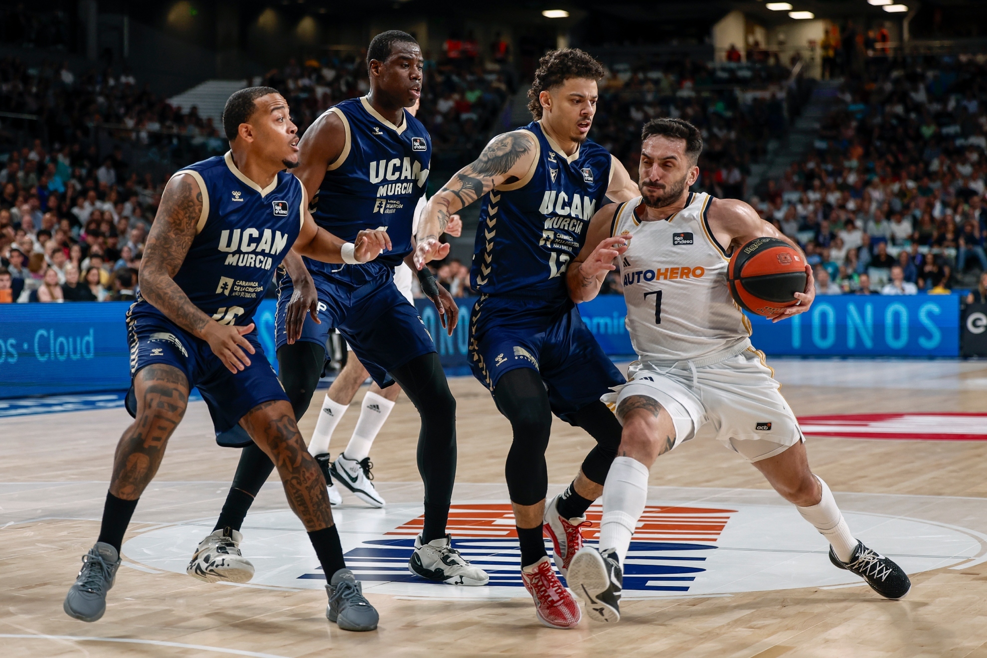 Campazzo, rodeado de rivales.