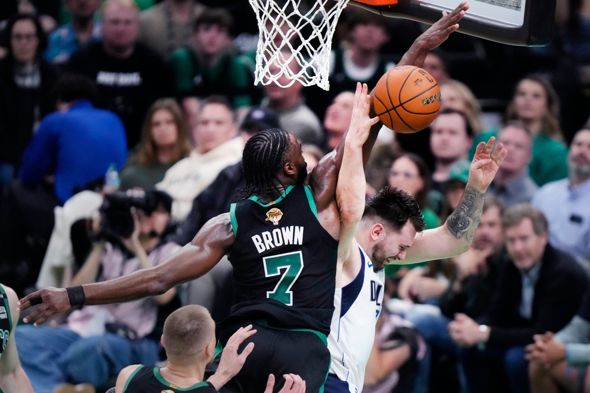 Los Boston Celtics funden los plomos de un Luka Doncic estratosf�rico