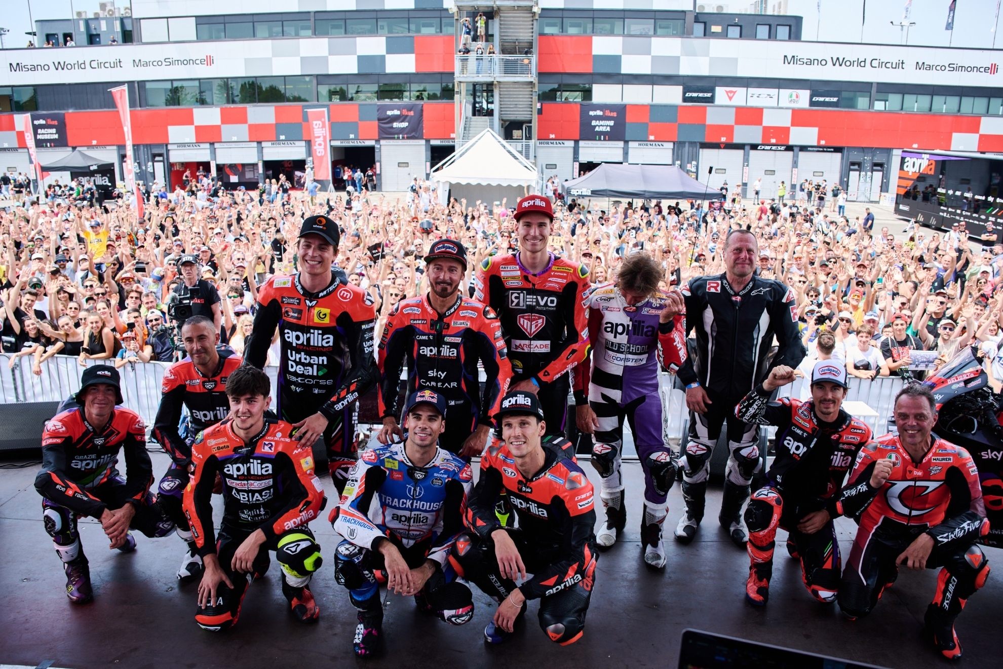 Los pilotos de Aprilia, en el escenario en Misano.