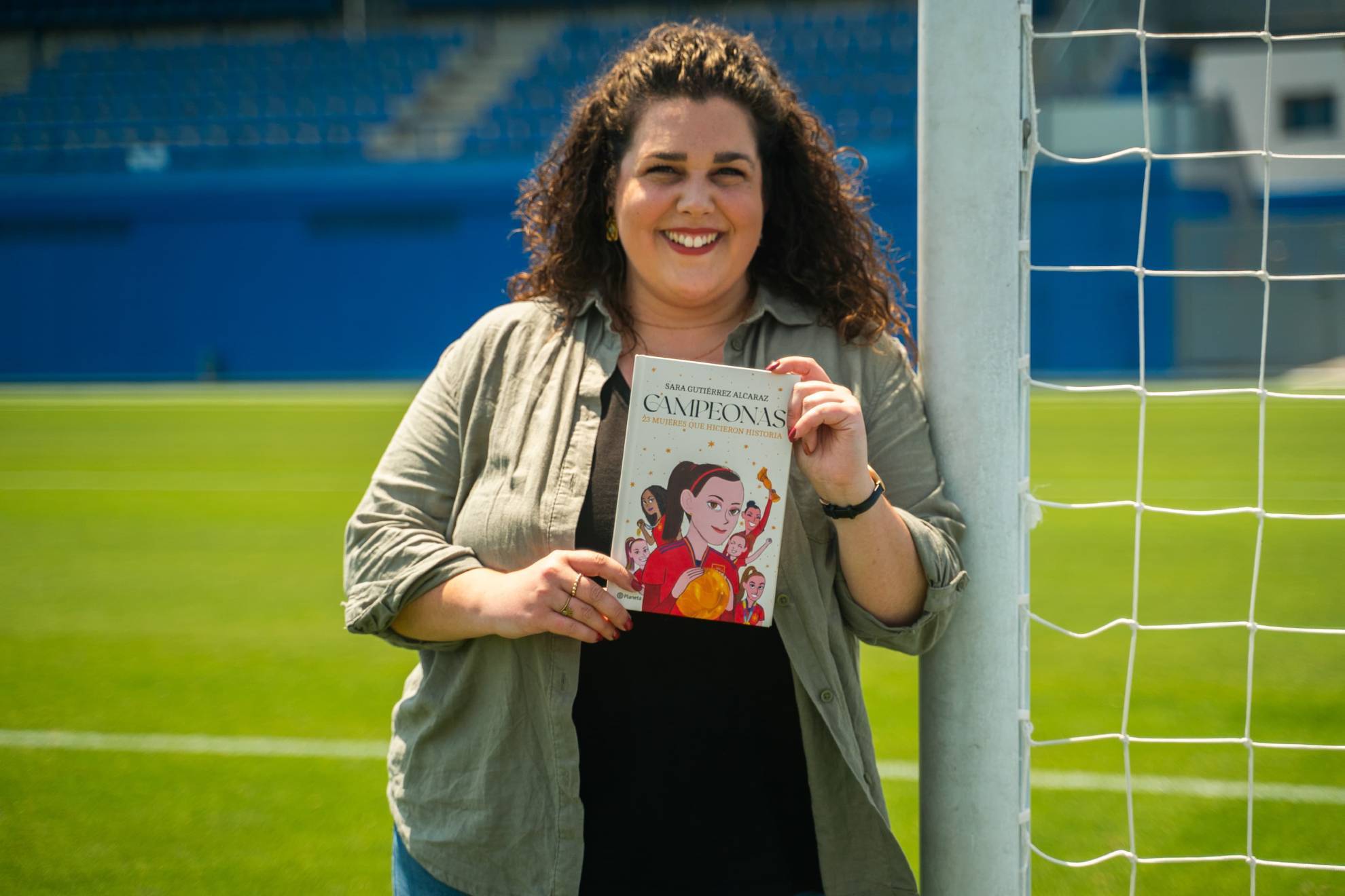 Sara Guti�rrez, periodista de RTVE, con su libro Campeonas / Planeta