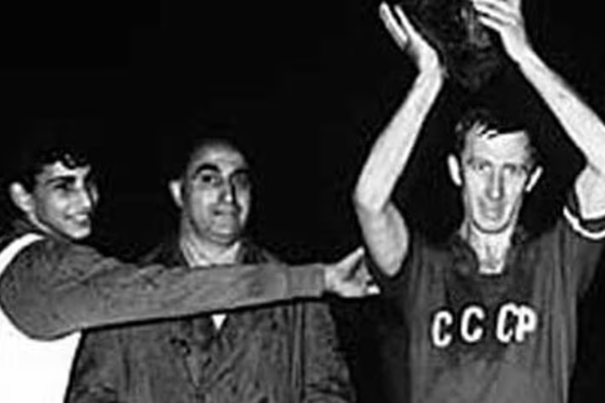 Igor Netto, jugador de la Uni�n Sovi�tica, levanta el trofeo despu�s de ganar la final en 1960.