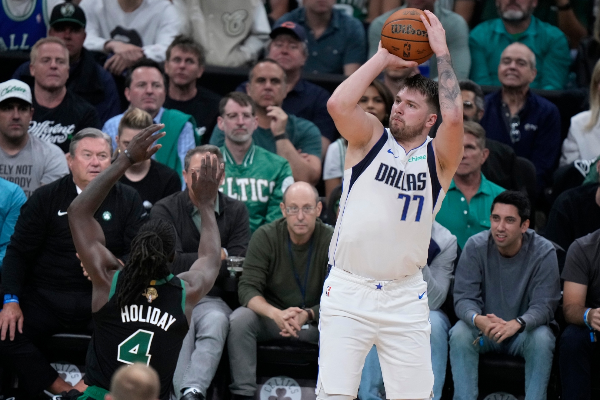 Doncic lanza ante Holiday.