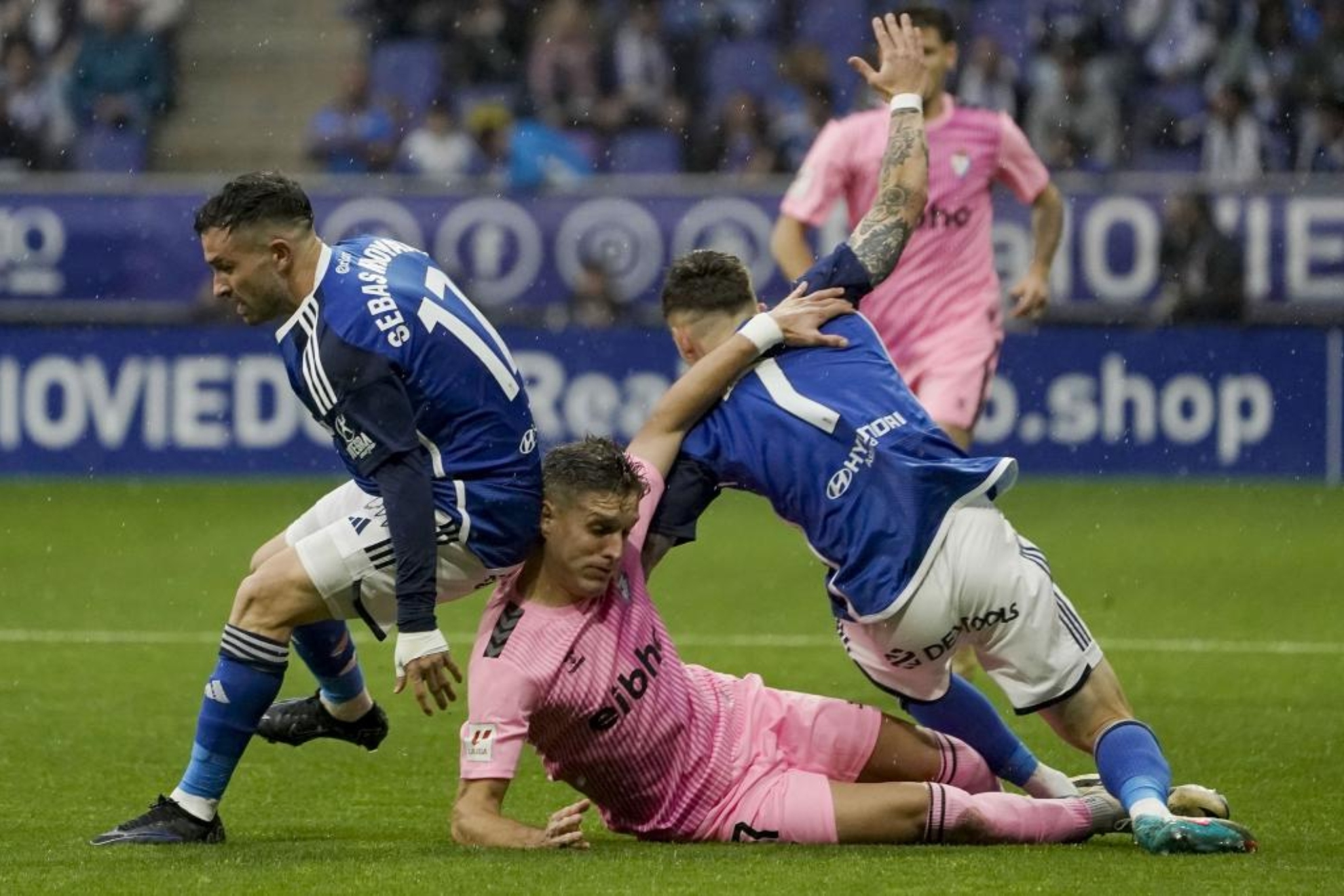 El armero Corpas, entre Sebas Moyano y Viti Rozada, en el partido de ida de los playoffs disputado en el Carlos Tartiere.