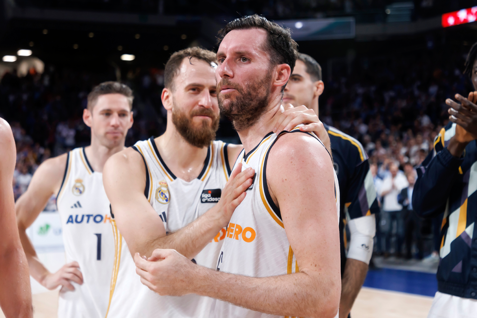 Sergio Rodr�guez abraza a Rudy Fern�ndez tras el segundo partido de la final de la Liga Endesa.