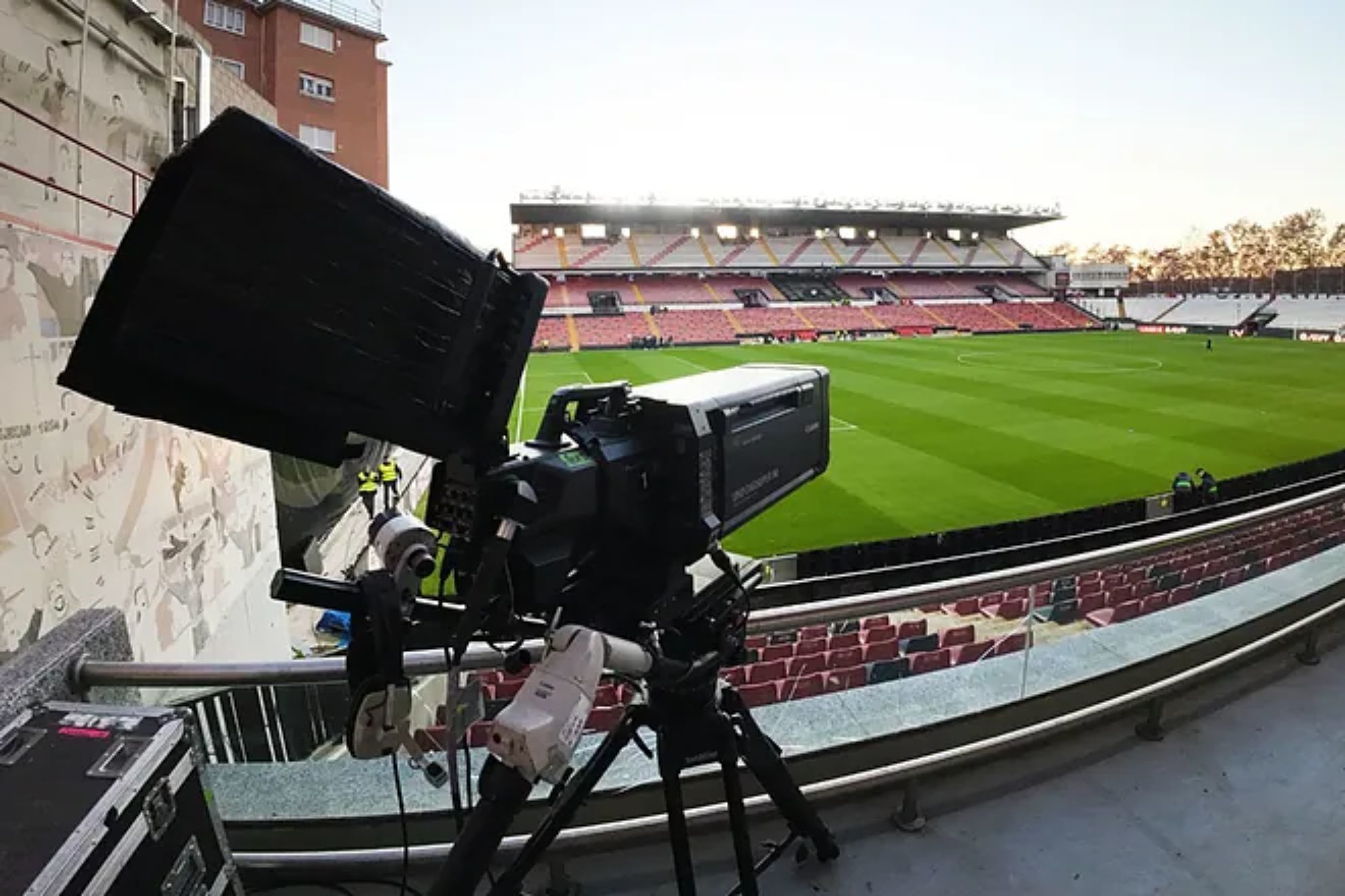 Una c�mara de televisi�n en el Estadio de Vallecas