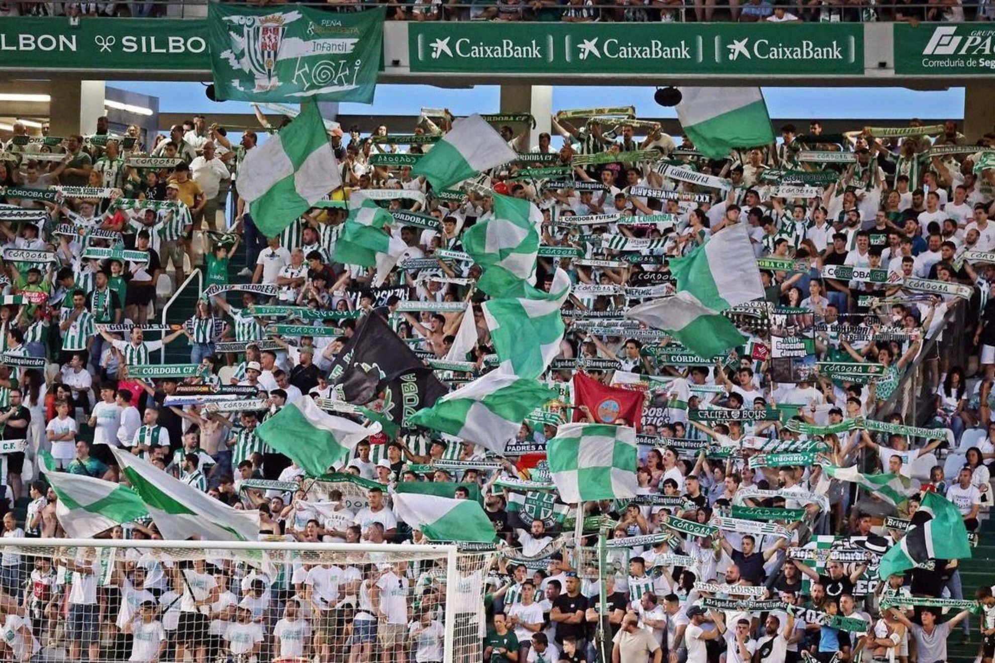 La afici�n del C�rdoba animando a su equipo durante un partido de esta temporada.