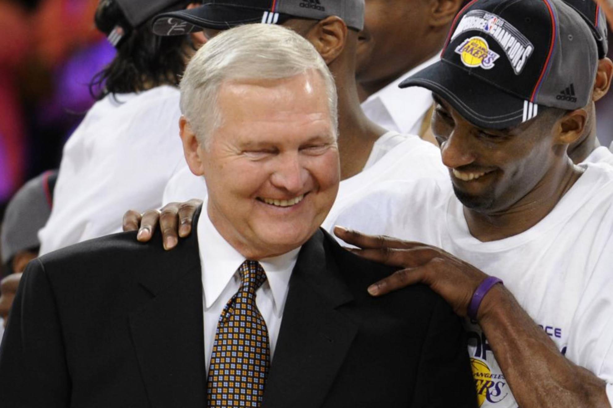 Kobe celebra con West el triunfo en las Finales del Oeste ante los Spurs de 2008.