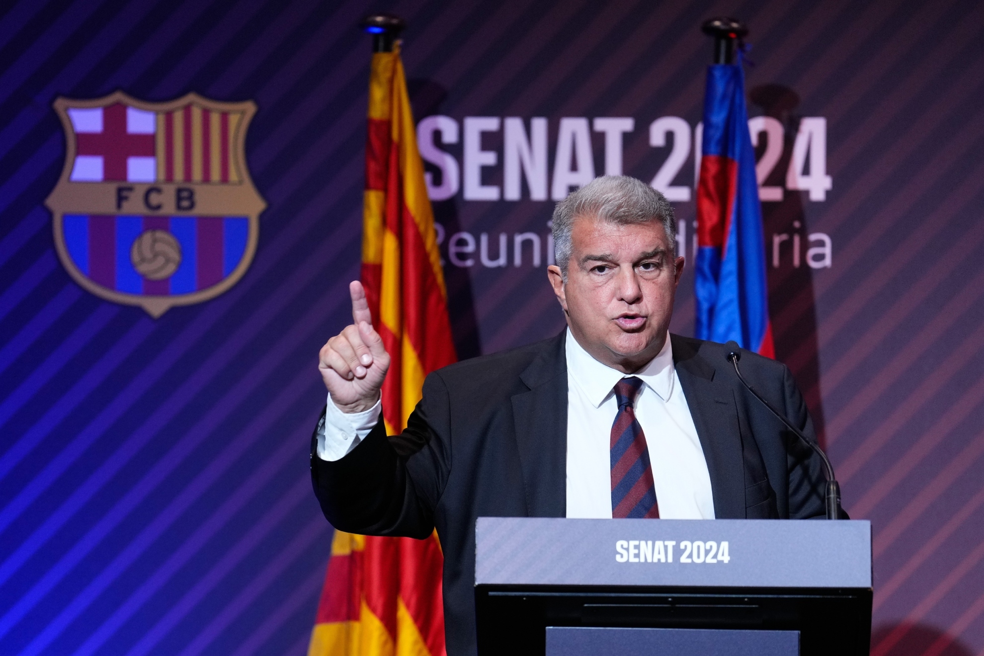 Joan Laporta durante una reuni�n ordinaria del Senado de la entidad azulgrana.