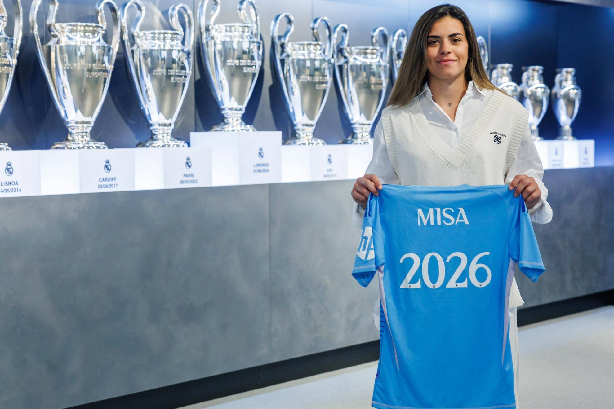 Misa Rodr�guez posa con la camiseta y la fecha de su ampliaci�n de contrato / Real Madrid