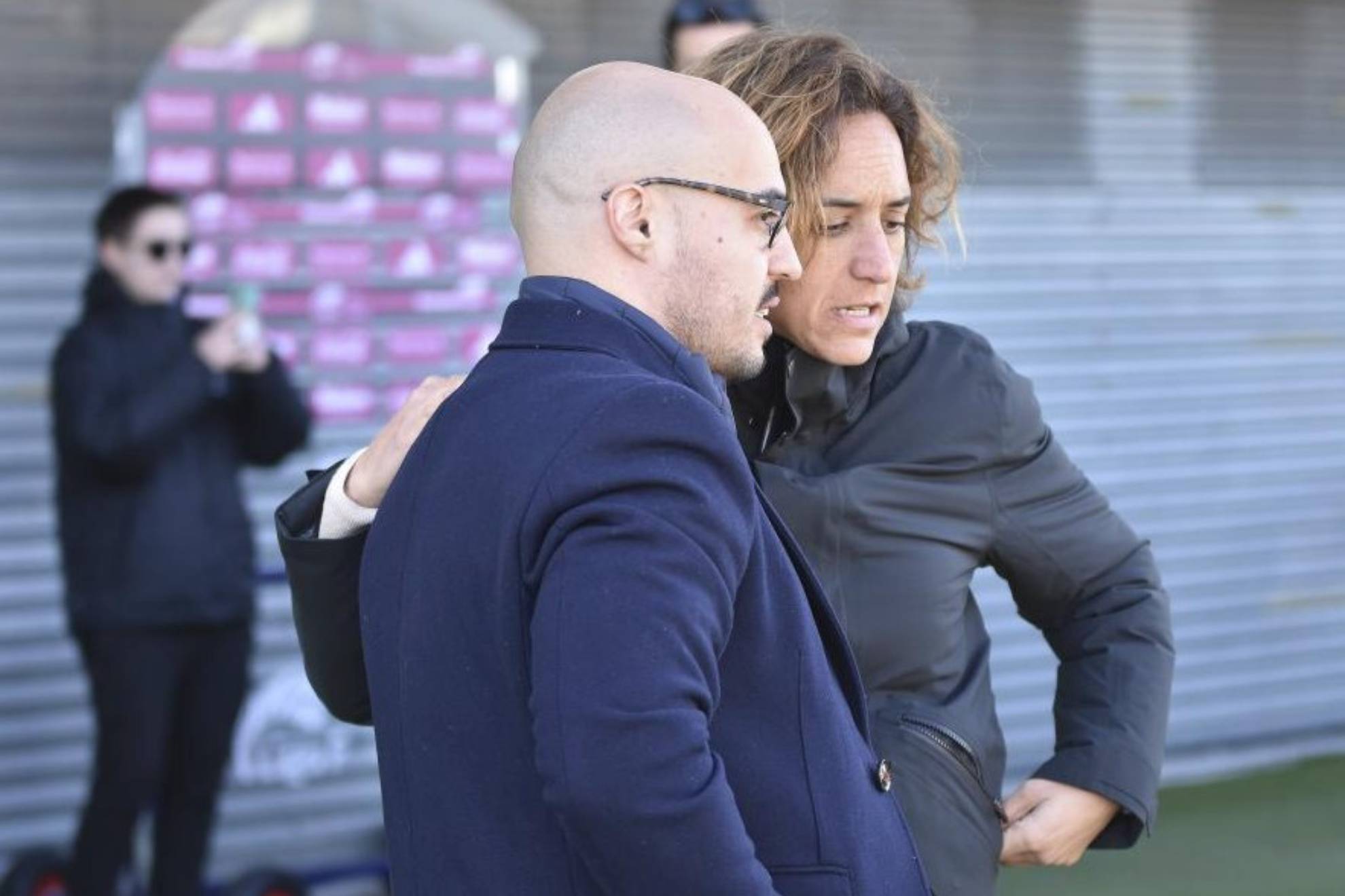 V�ctor Mart�n y Natalia Arroyo se saludan durante un partido de Liga / Liga F