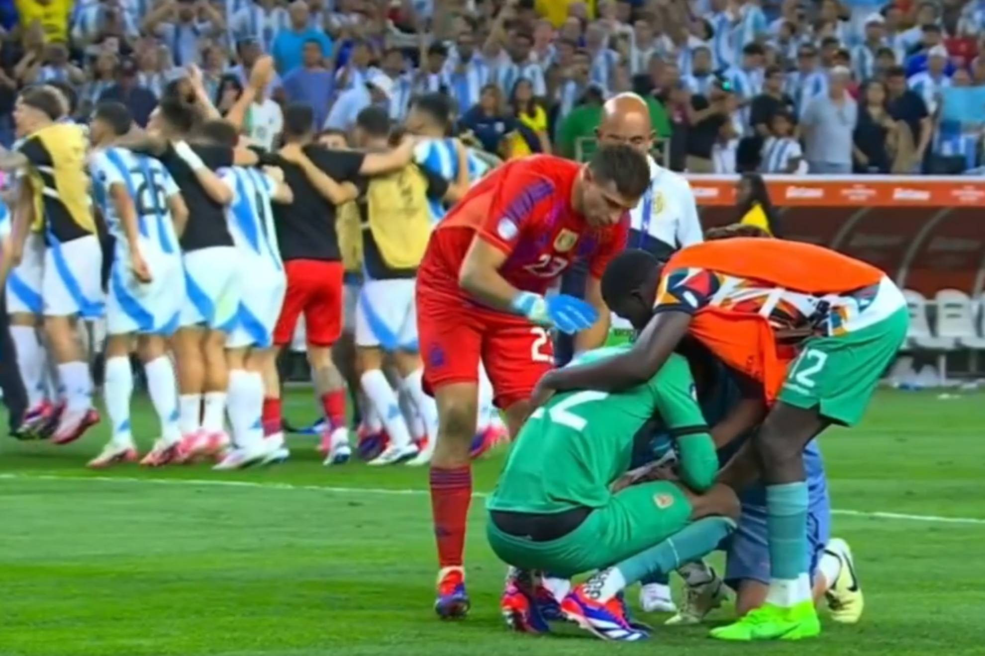 La otra cara del Dibu Mart�nez: consuela al portero rival mientras sus compa�eros celebran el pase a semifinales