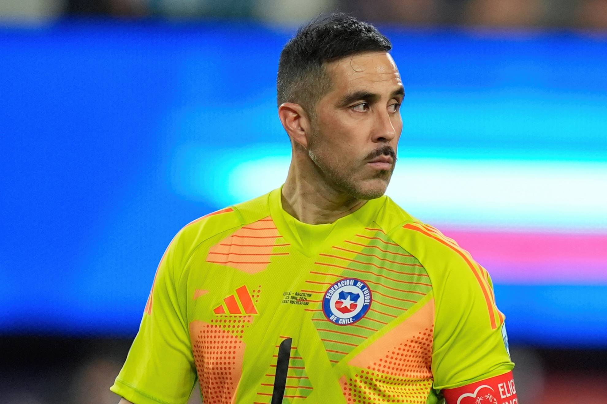 Claudio Bravo jugando la Copa Am�rica con Chile.