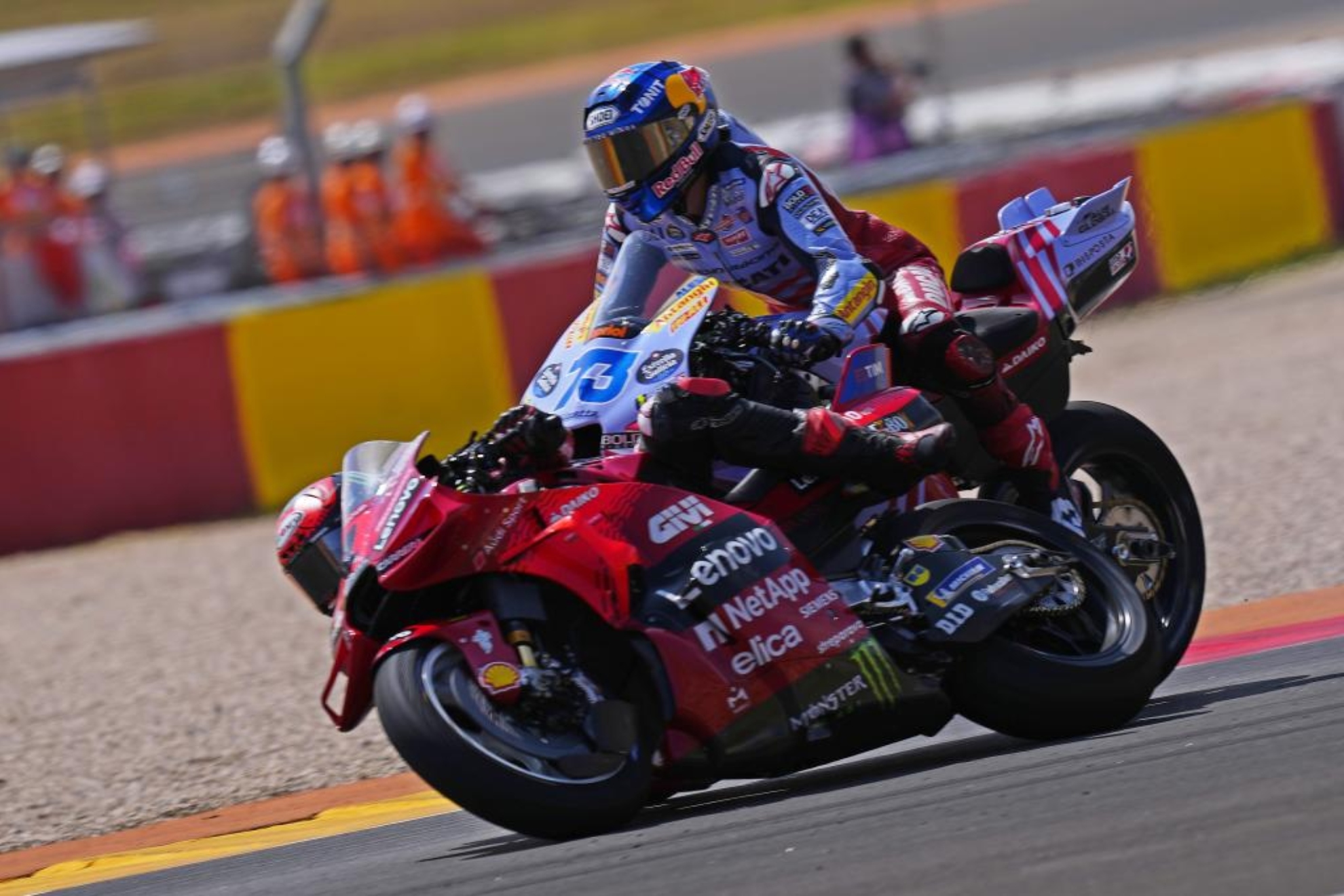 Pecco Bagnaia y �lex M�rquez se tocan en Arag�n.