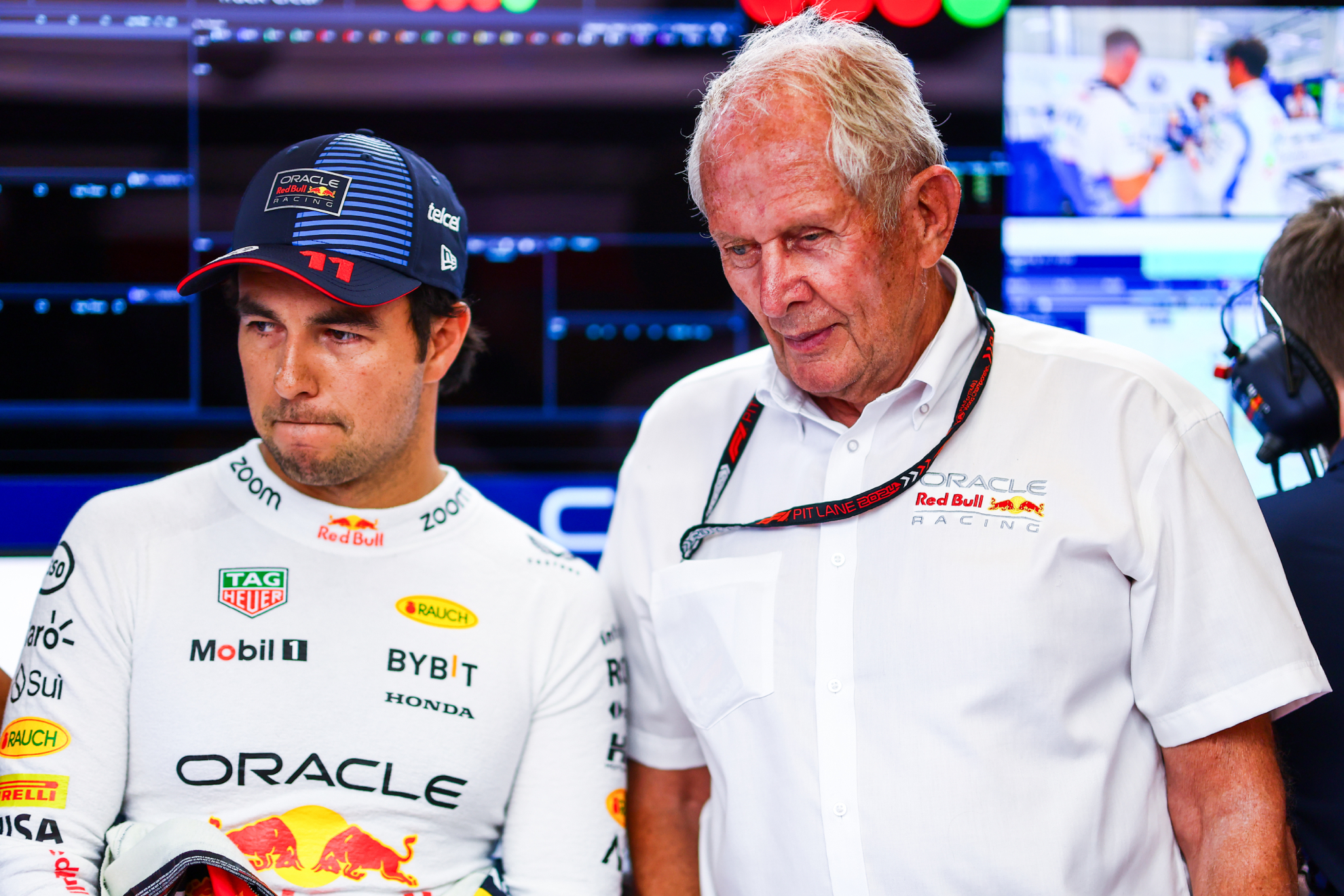 Checo P�rez, con cara de circunstancias, junto a Helmut Marko.