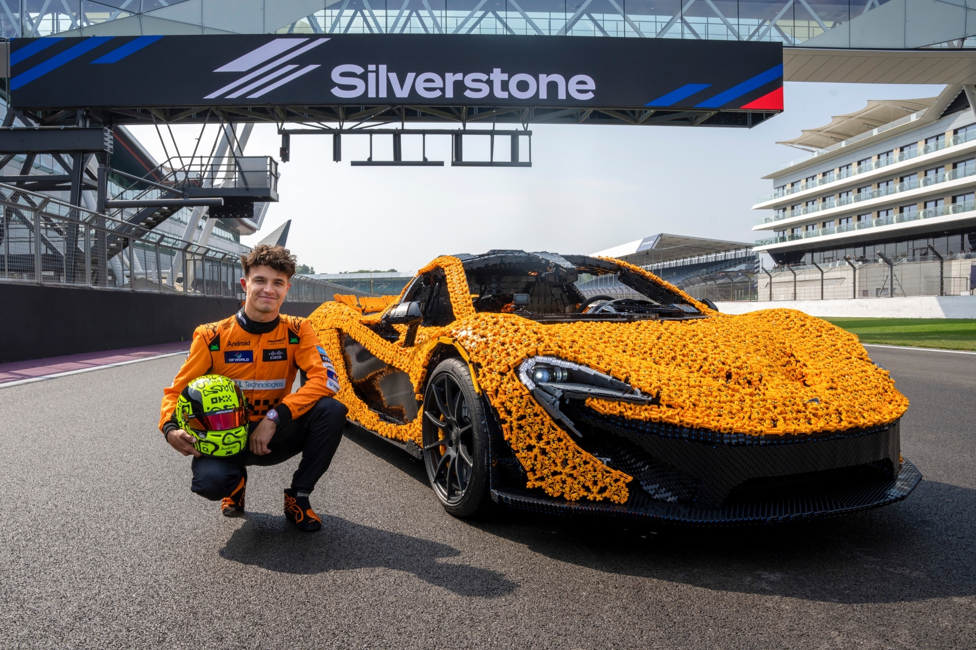 Lando Norris, con el McLaren P1 tama�o real de Lego Technic.