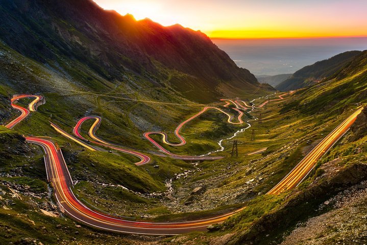 La carretera serpentea entre lagos y monta�as.