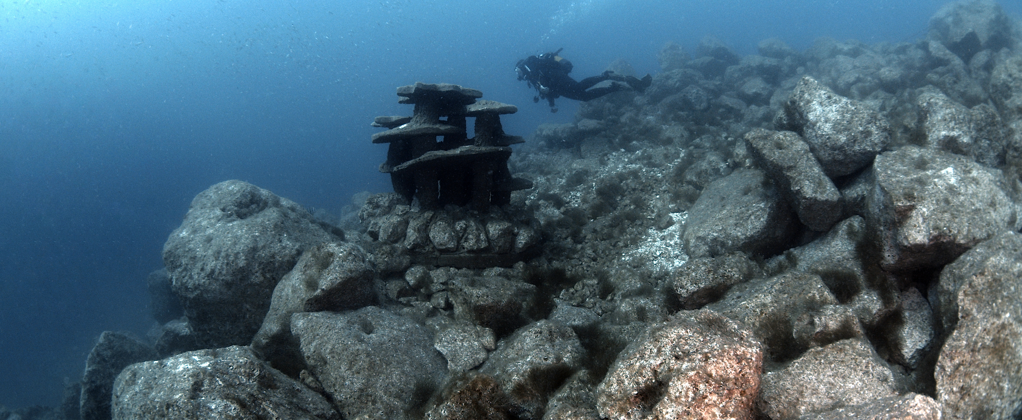 El Biotop es una monta�a submarina creada artificialmente con 40.000 toneladas de piedra.