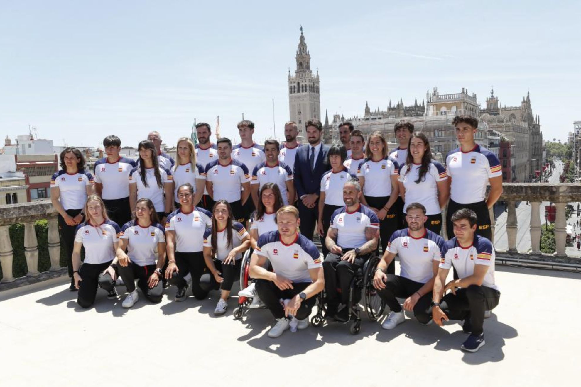 El equipo olímpico y paralímpico posa en la azotea del Ayuntamiento