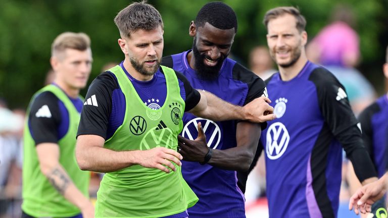 Niclas Füllkrug und Antonio Rüdiger sind im Training aneinandergeraten - so denken die beiden voneinander.