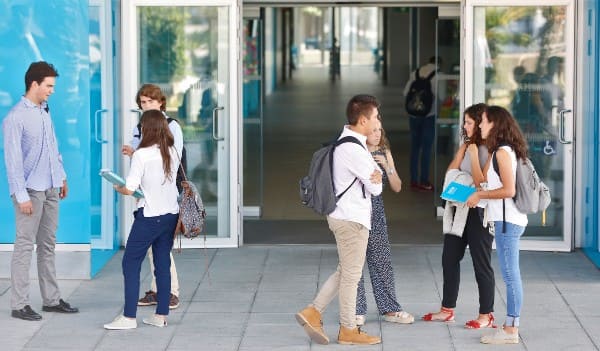 Estudiantes en la puerta de edem