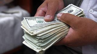 El dólar bajo hoy pero acumuló un alza de 0,69% en la semana