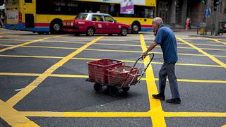 Pobreza empuja a ancianos de Hong Kong a competir por empleo