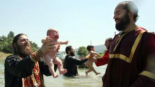 Cómo es el “brutal” bautizo ortodoxo rumano que le costó la vida a un bebé