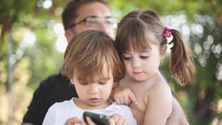 EE.UU.: Cada vez más niños menores de dos años usan smartphones y tabletas