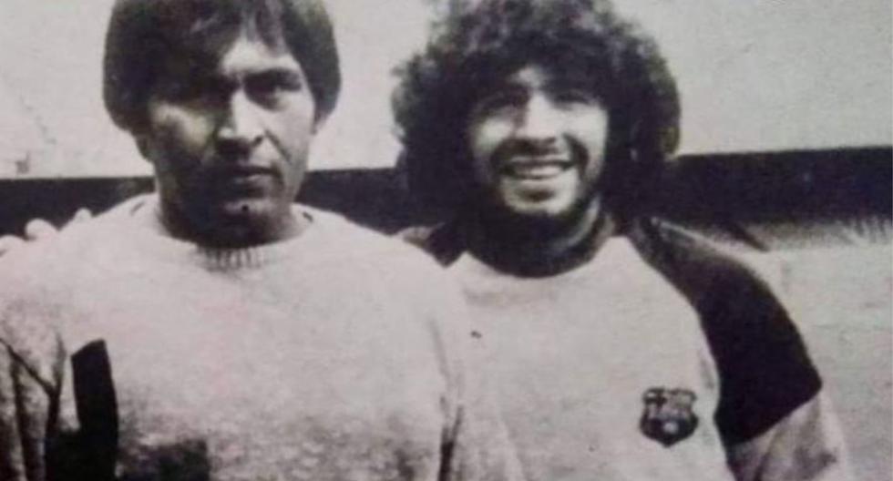 Un Sotil de civil con Maradona con el uniforme de entrenamiento del Barcelona.