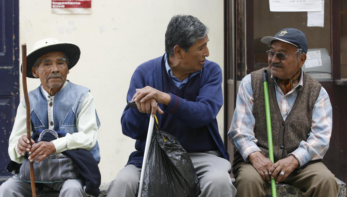 En el sistema de pensiones nacional, la edad mínima para jubilarse y solicitar una pensión es de 65 años.