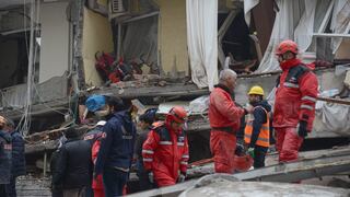 Rumanía envía 60 rescatistas a Turquía tras devastador terremoto