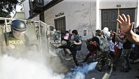 Vándalos atacaron ayer a la policía durante las protestas en Lima. (Foto: Hugo Curotto)