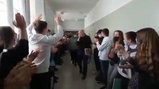 España: la emocionante ovación de despedida a un profesor que se jubiló después de 29 años de labores 