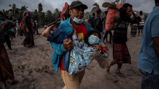 “De golpe, el cielo se oscureció”: las impactantes fotos de la erupción del volcán Semeru en Indonesia