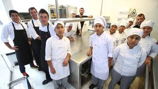 Jóvenes cocineros de Pachacútec cocinan con los Roca