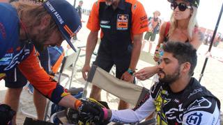 Dakar 2019: Quintanilla terminó cojeando y el campeón Price fue a saludarlo
