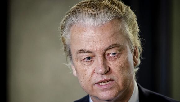 El líder del Partido Holandés por la Libertad (PVV), Geert Wilders, observa su llegada para asistir a las conversaciones de formación entre las facciones PVV, VVD, NSC y BBB, en La Haya, el 15 de mayo de 2024. (Foto de Sem van der Wal / ANP / AFP)