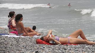 Broncearte en la playa es tan grave como quemarte con agua hirviendo