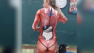 Maestra enseña anatomía con traje de cuerpo humano y causa furor en las redes sociales 