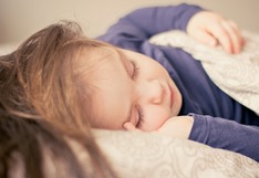 Este es el truco de un médico de Colorado para que los niños con ansiedad concilien el sueño