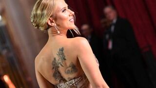 Scarlett Johansson recibe criticas por sus tatuajes en Twitter y sus fans salen a defenderla