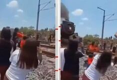 Las impactantes imágenes del momento en que una mujer muere al intentar tomarse foto con un tren
