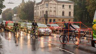 Ciclistas transforman sus bicicletas en carros