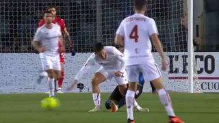 Compatriota de Paulo Dybala le dio una patada en el Atalanta vs. Roma | VIDEO