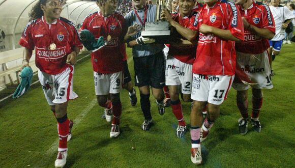 MIAMI, 7 DE SETIEMBRE DEL 2004
RECOPA SUDAMERICANA 2004. FUTBOLISTAS DEL CLUB CIENCIANO (PERU) FESTEJAN LA OBTENCION DEL TITULO, TRAS VENCER POR PENALES AL CLUB BOCA JUNIORS (ARGENTINA), EN EL ESTADIO LOCKHART, DEL BALNEARIO DE FORT LAUDERDALE.
FOTO: LUIS CHOY / EL COMERCIO