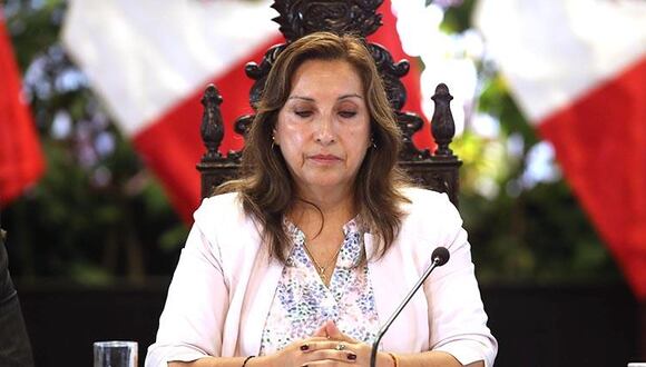 La presidenta Dina Boluarte sigue sin declarar a la prensa, pero en un discurso en el Callao reiteró que permanecerá en el cargo hasta el 2026. (Foto: EFE)