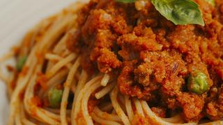 ¿Antojo de pastas? Descubre cómo cocinar unos jugosos tallarines rojos con carne