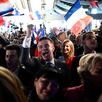 Los militantes celebran el anuncio de los resultados de la votación durante una reunión nocturna del partido de extrema derecha francés Agrupación Nacional. (Foto de JULIEN DE ROSA / AFP).