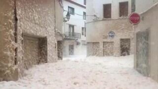 Ciudad española es inundada por espuma de mar y las imágenes causan extrañeza a nivel mundial