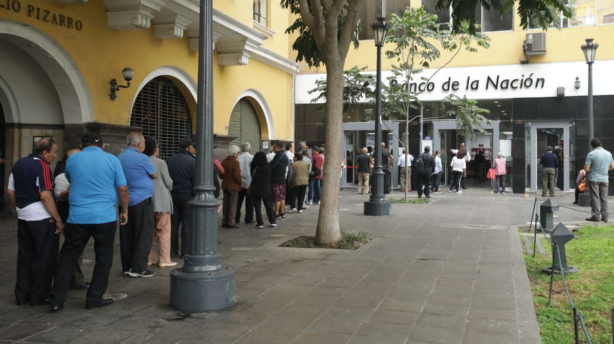 Fila de personas en los exteriores del Banco de la Nación ubicado en el jirón Conde de Superunda, en el centro de Lima | Foto: Britanie Arroyo/ @photo.gec 